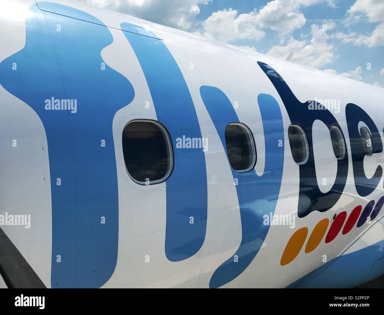 Flybe logo sul lato di uno dei suoi velivoli a getto - Immagine stock catturata con smartphone