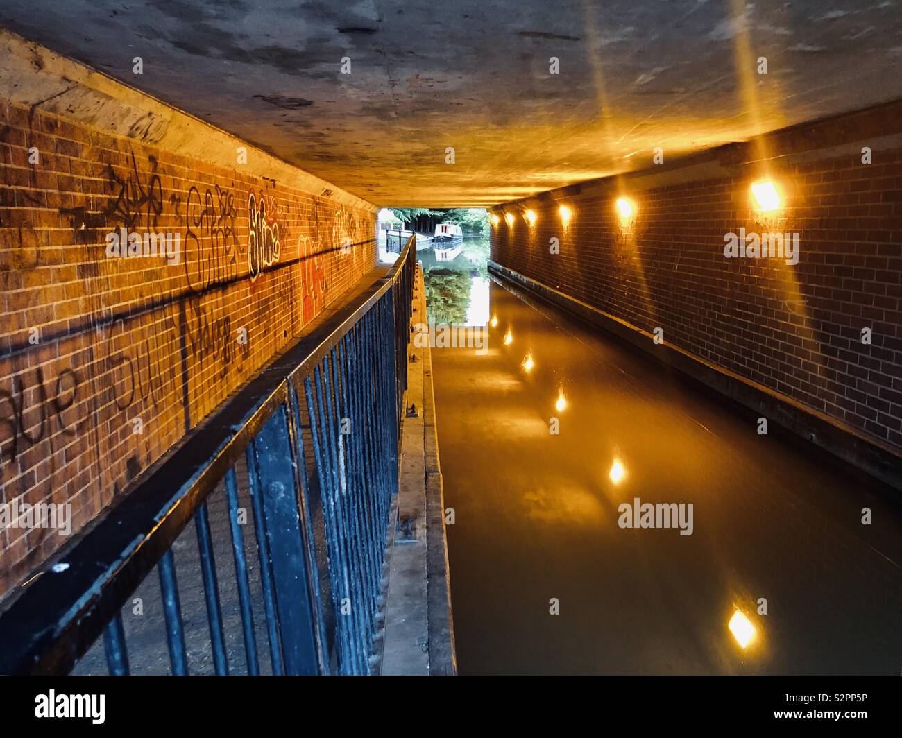 Canal tunnel sotto il ponte con il sentiero Foto Stock