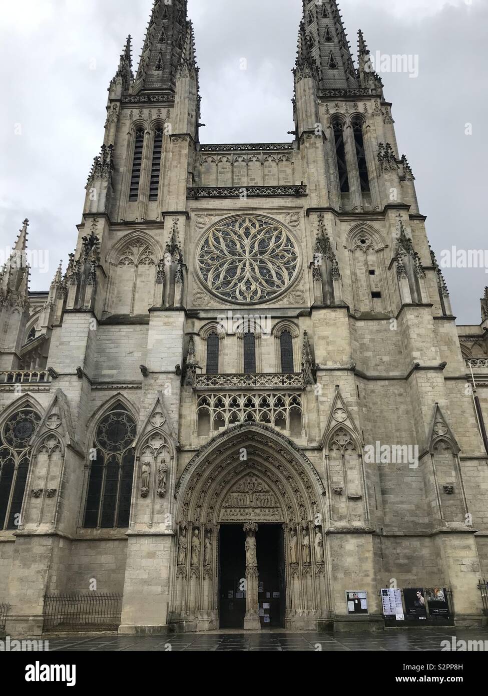 Cattedrale di Bordeaux in un giorno di pioggia Foto Stock