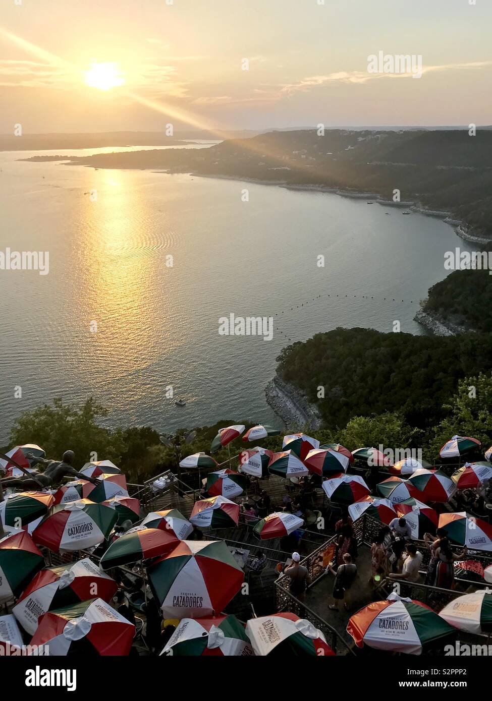 Tramonto sul Lago Travis presso il ristorante Oasis. Foto Stock