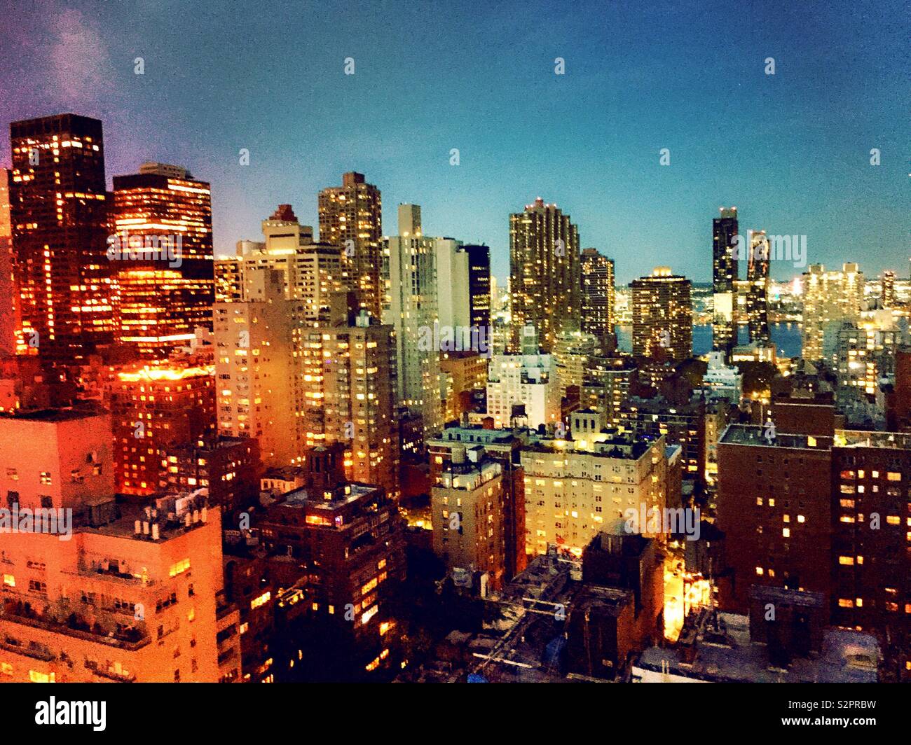 Un inizio di sera vista sul tetto di Murray Hill a Manhattan grattacieli in background, NYC, STATI UNITI D'AMERICA - Immagine stock catturata con smartphone