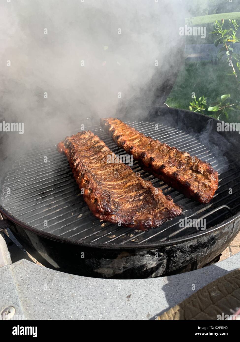 Nervature per grigliare sul barbecue esterno grill - Immagine stock catturata con smartphone