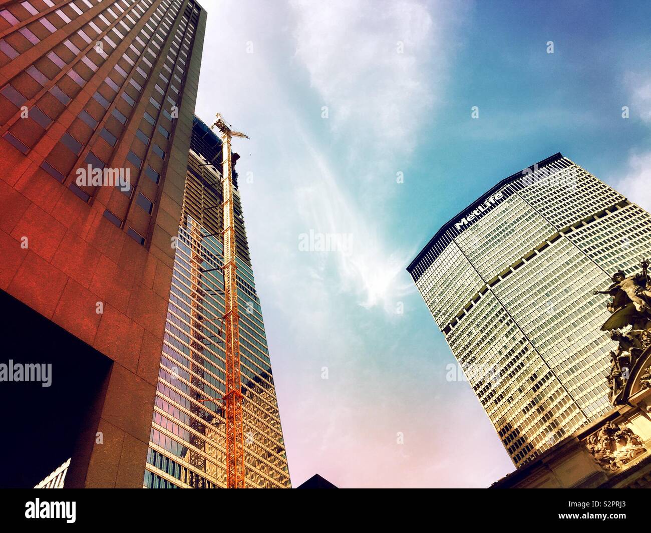 Un grattacielo di Vanderbilt in costruzione accanto alla MetLife building come si vede dal Pershing Square Plaza sulla 42nd St., New York, Stati Uniti d'America - Immagine stock catturata con smartphone