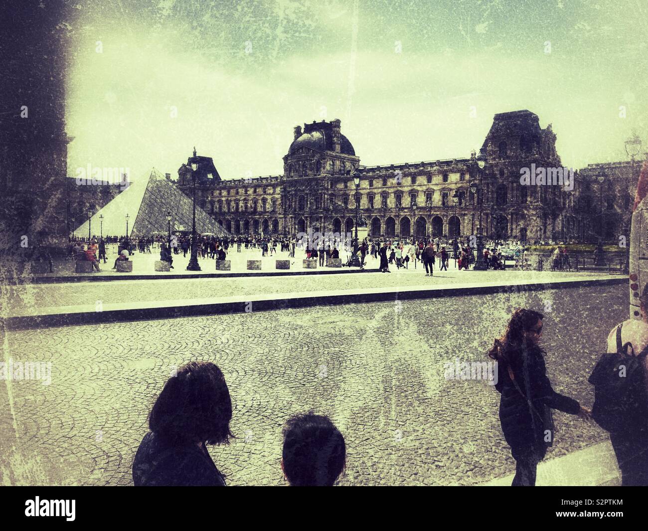 Silhouette turistica con Louvre dietro Foto Stock