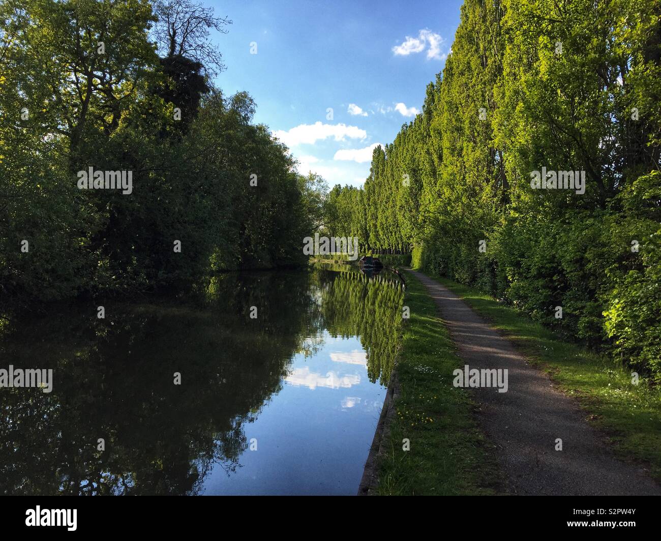 Il tranquillo Grand Union Canal si snoda dolcemente attraverso la nuova città di Milton Keynes, Regno Unito - Immagine stock catturata con smartphone