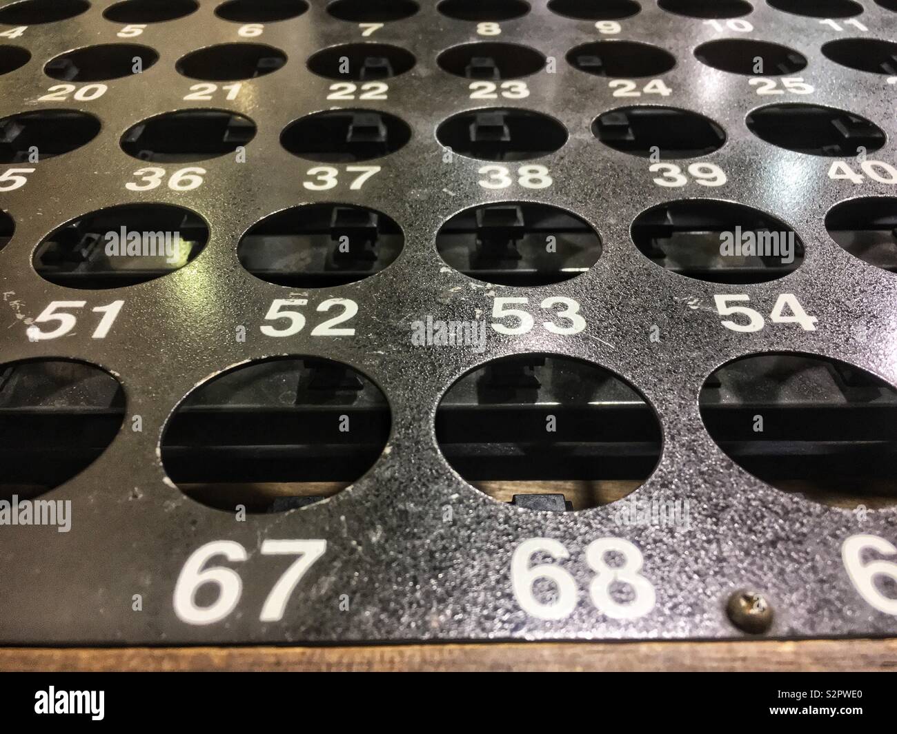 Bingo antichi scheda master di piano portapaziente con fori per sfere e numeri. Foto Stock