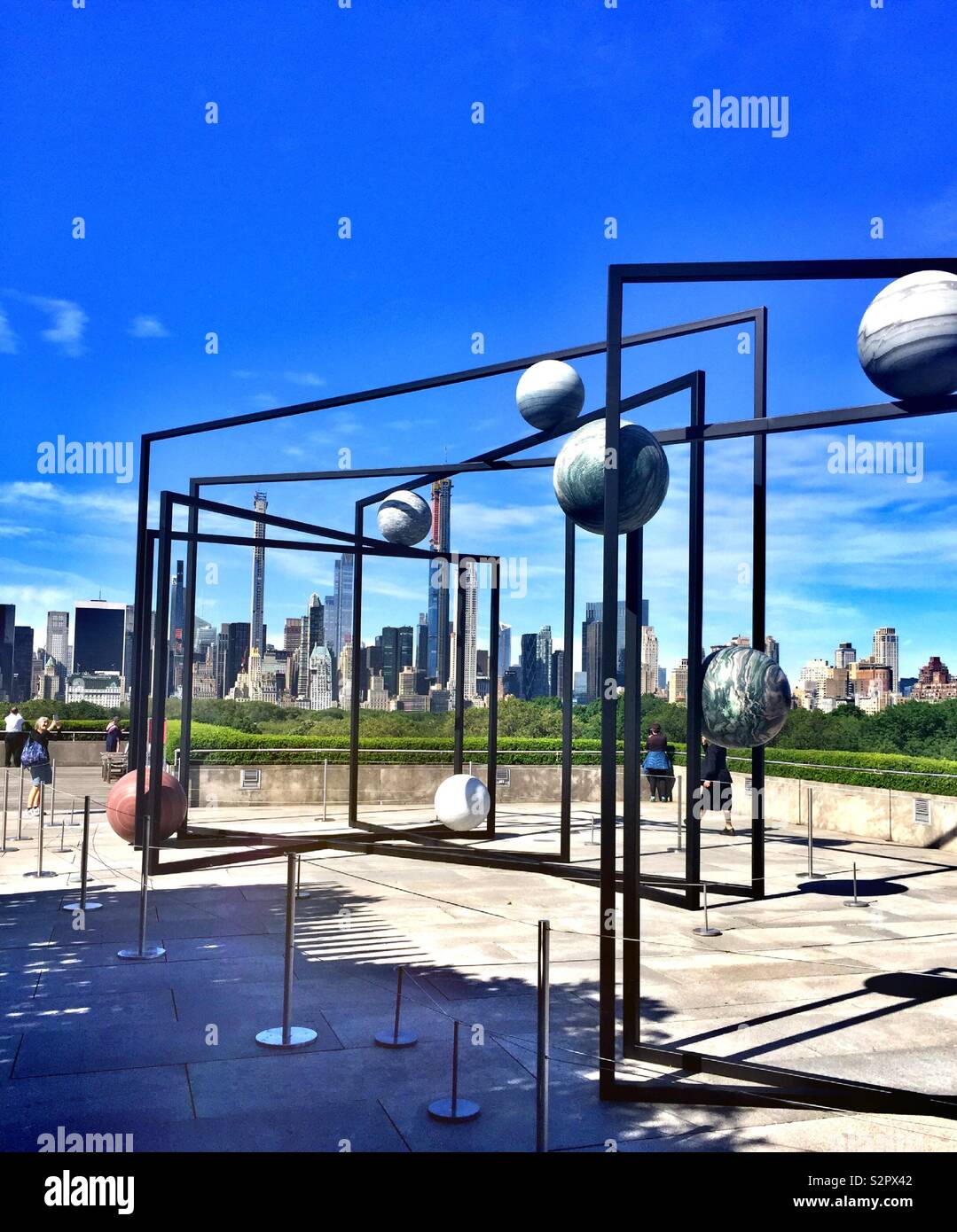Il parapivot presentano sul giardino sul tetto del Metropolitan Museum of Art con il Midtown skyline di Manhattan in background, New York City, Stati Uniti d'America - Immagine stock catturata con smartphone