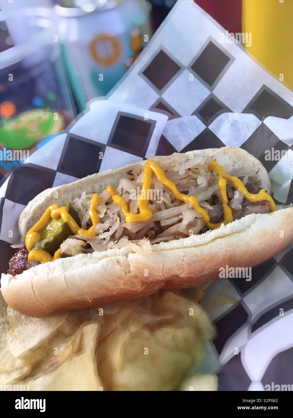 Un bratwurst con cipolle e senape è servita in un cesto in un caffè all'aperto, STATI UNITI D'AMERICA Foto Stock