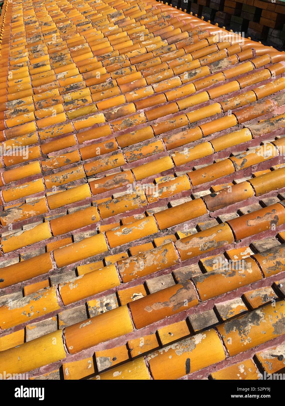 Tetto arancione piastrelle ceramiche, Cina Foto Stock