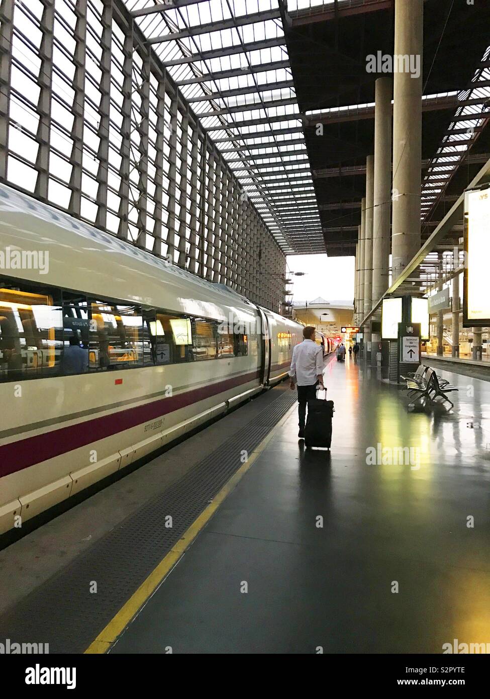 Piattaforma. Puerta de la stazione ferroviaria di Atocha, Madrid, Spagna. Foto Stock