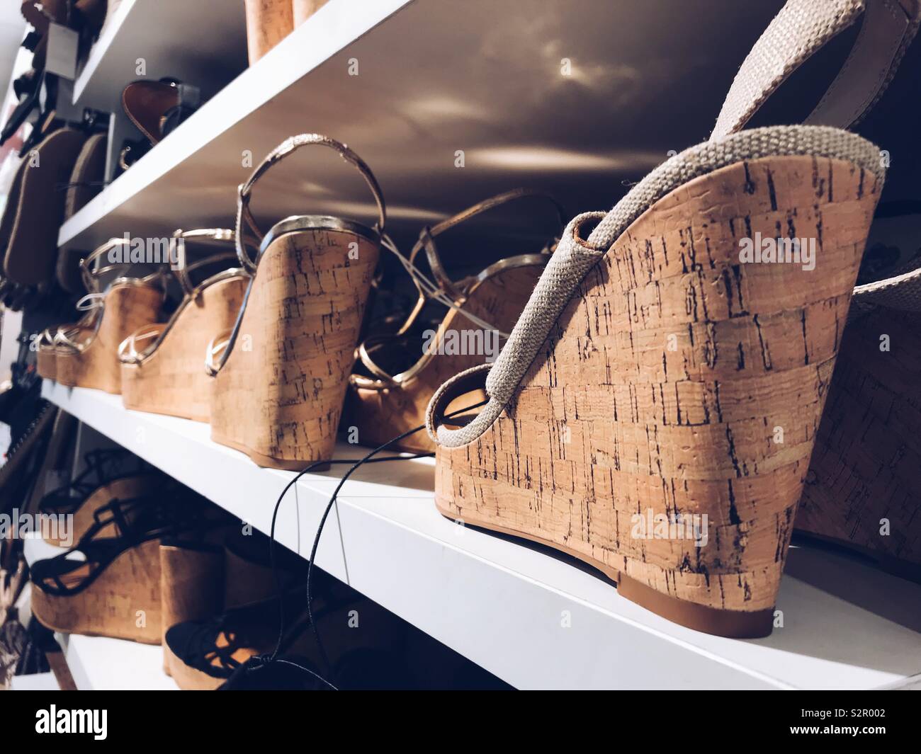 Scarpe su un ripiano in vendita in un negozio. Foto Stock