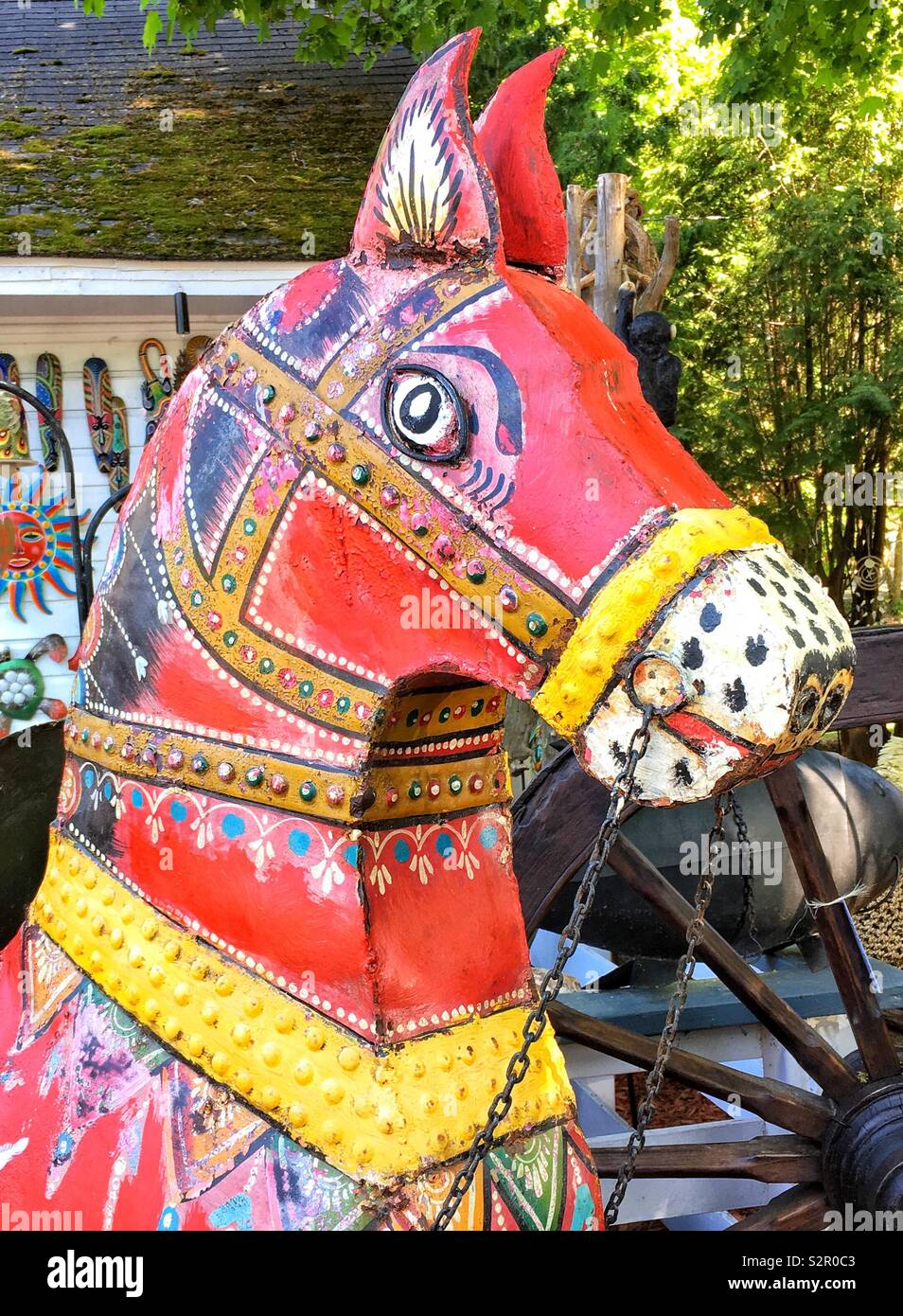 Metallo esotico arte scultura cavallo simile a un rosso Dala svedese a cavallo con influenze Asiatiche Foto Stock