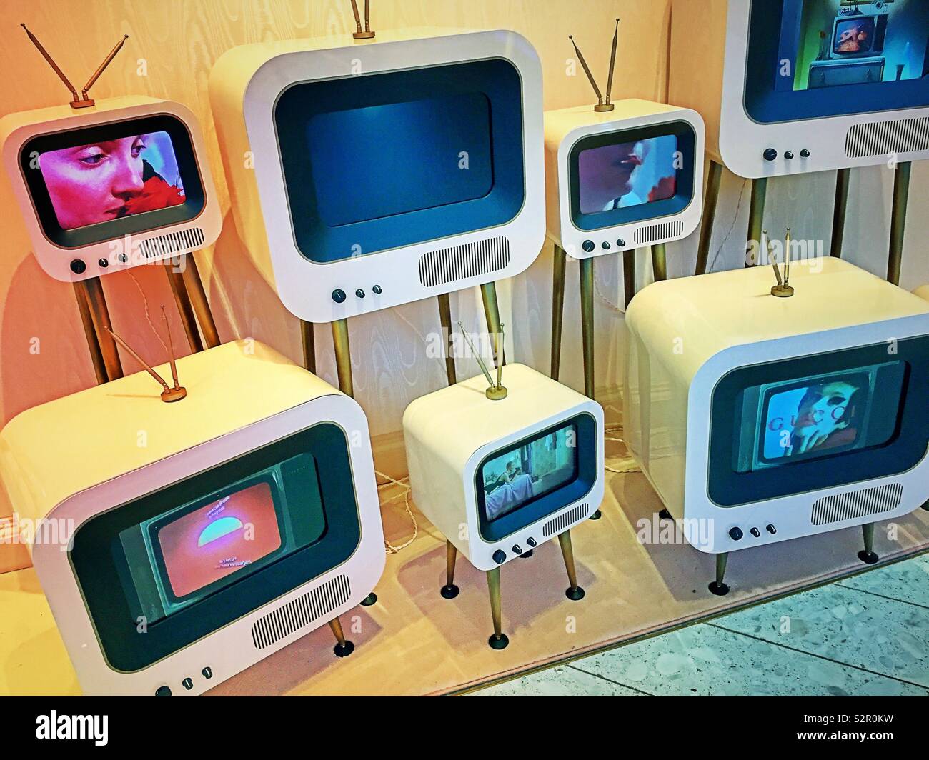 Vintage set televisivi su un display di Gucci a Saks Fifth Avenue, New York, Stati Uniti d'America Foto Stock