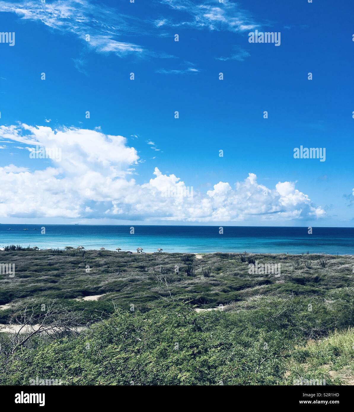 Aruba Beach mare blu per miglia Foto Stock