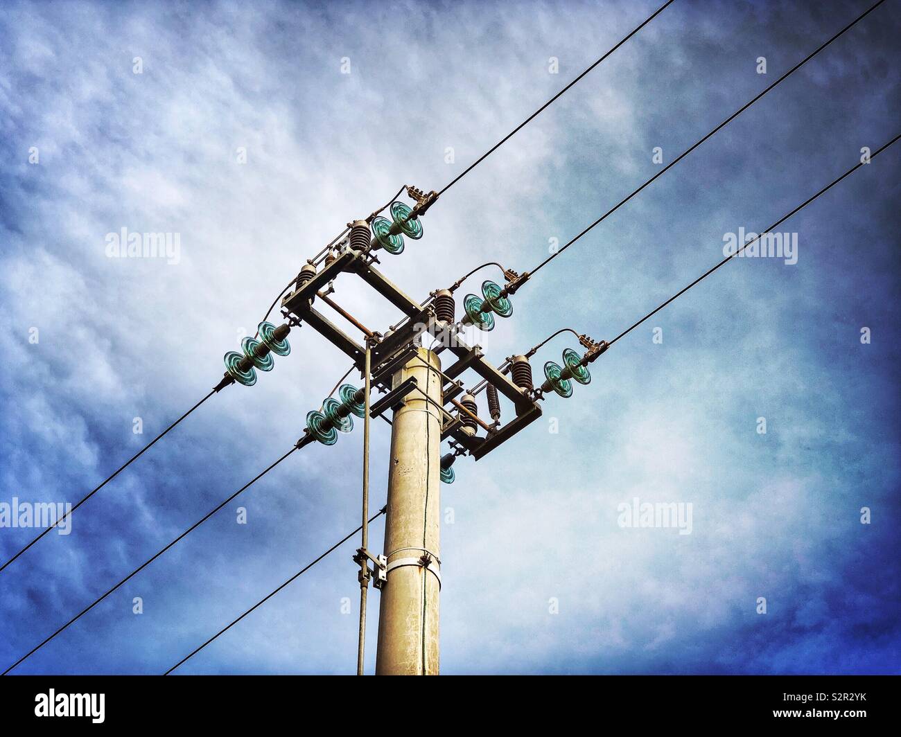 Elettricità pilone con isolatori da sotto Foto Stock