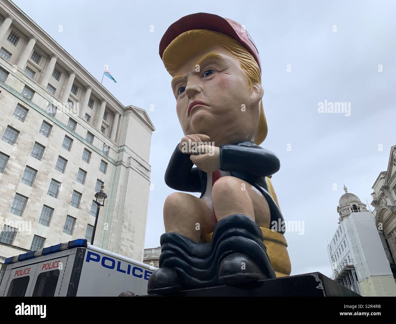 Trump sulla toilette statua a anti Trump protesta il 4 giugno 2019. Foto Stock