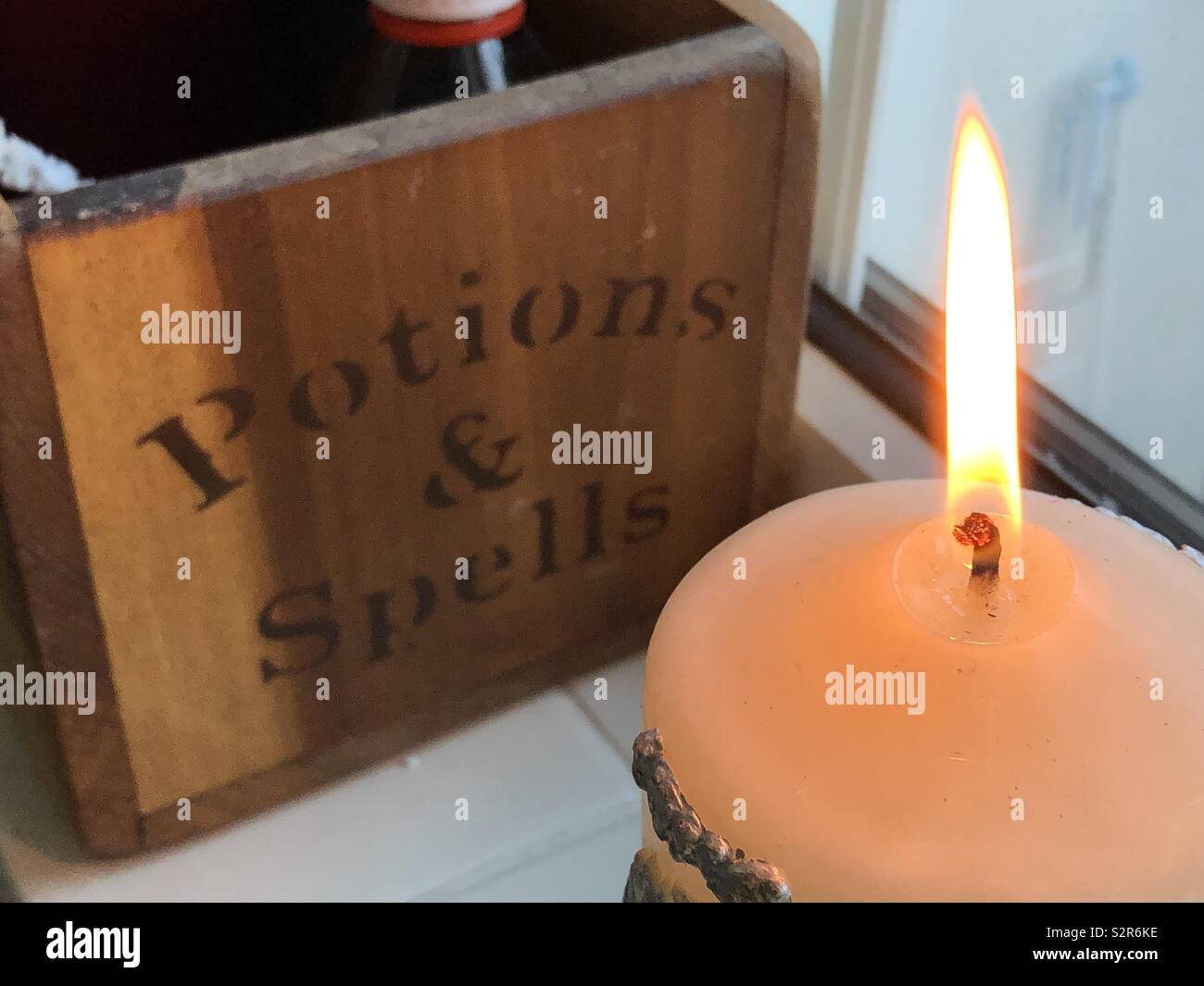 Pozioni e incantesimi guidata candela strega Foto Stock