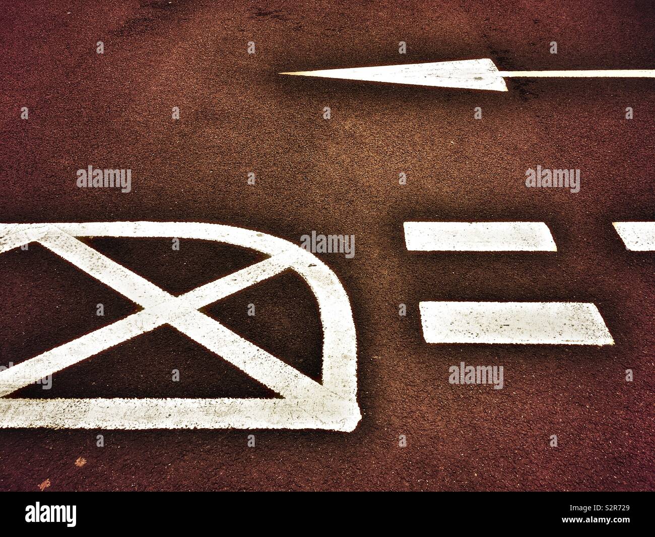 Le informazioni sul traffico su strada asfaltata Foto Stock