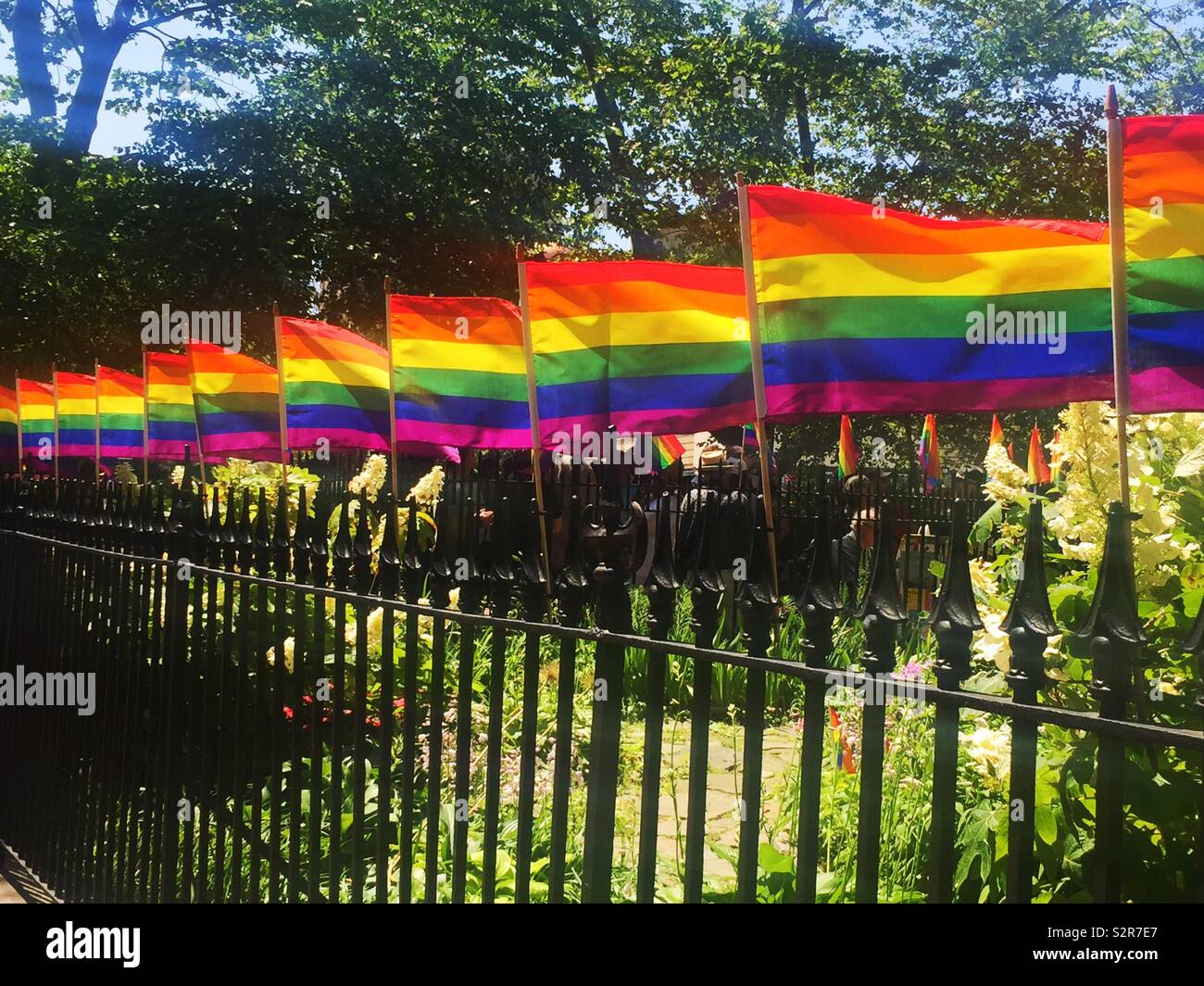 WorldPride bandiere Arcobaleno a Stonewall monumento nazionale, il Greenwich Village di New York City, Stati Uniti d'America Foto Stock