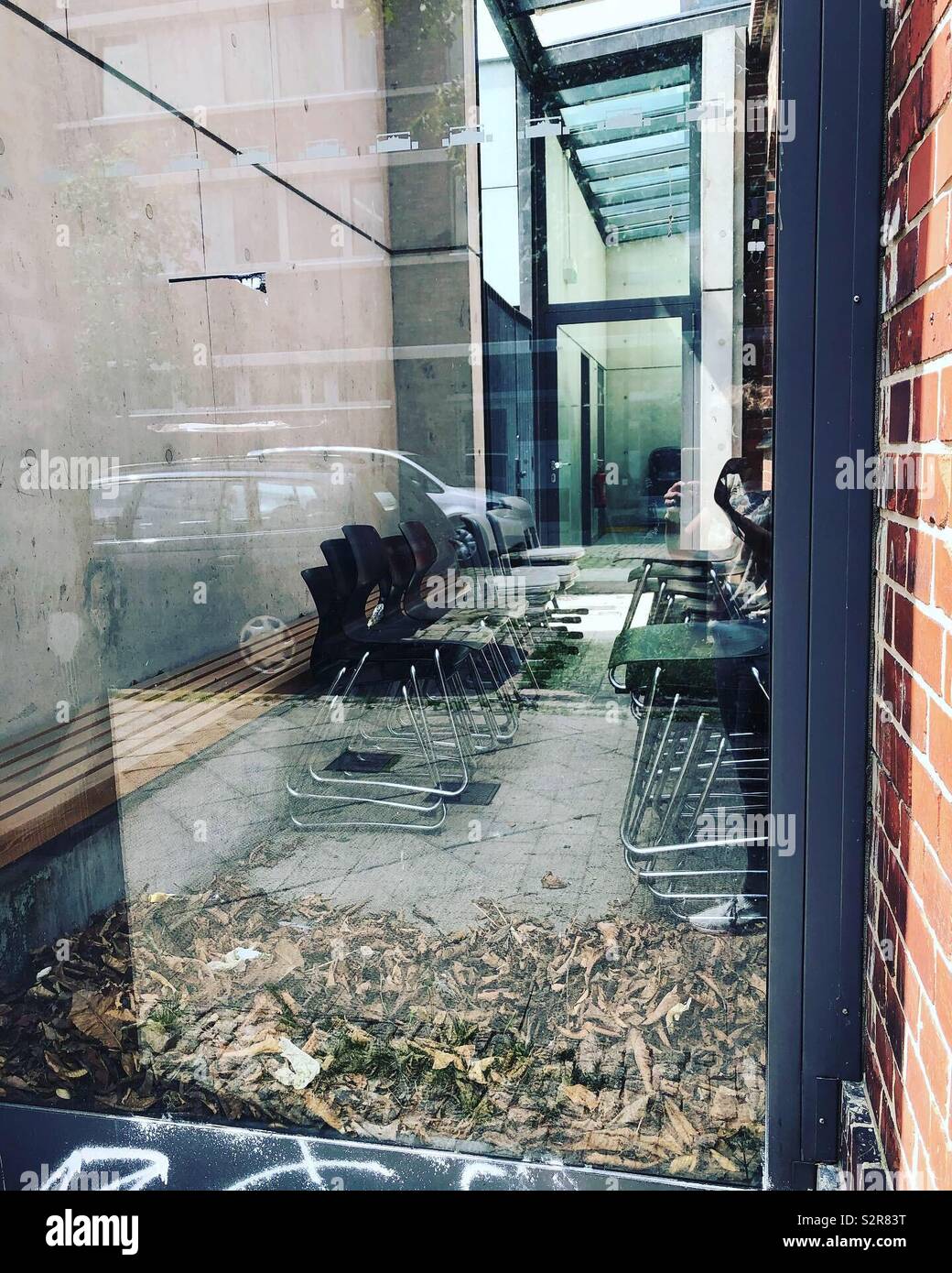 Scuola abbandonata piena di foglie Berlin - Immagine stock catturata con smartphone