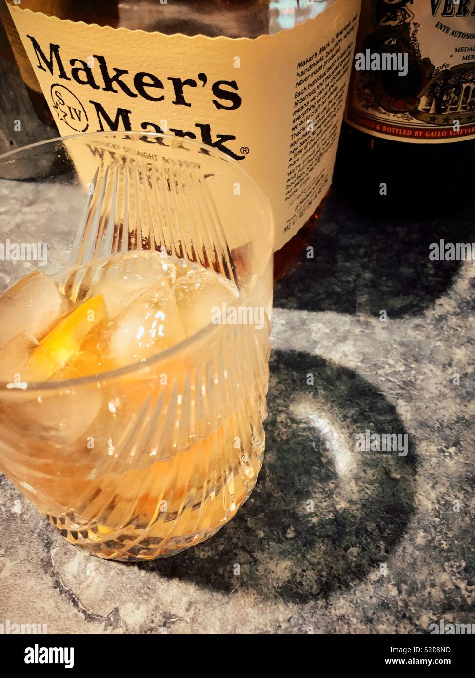 Maker Mark classic Manhattan sulle rocce in un bicchiere di cristallo, STATI UNITI D'AMERICA Foto Stock