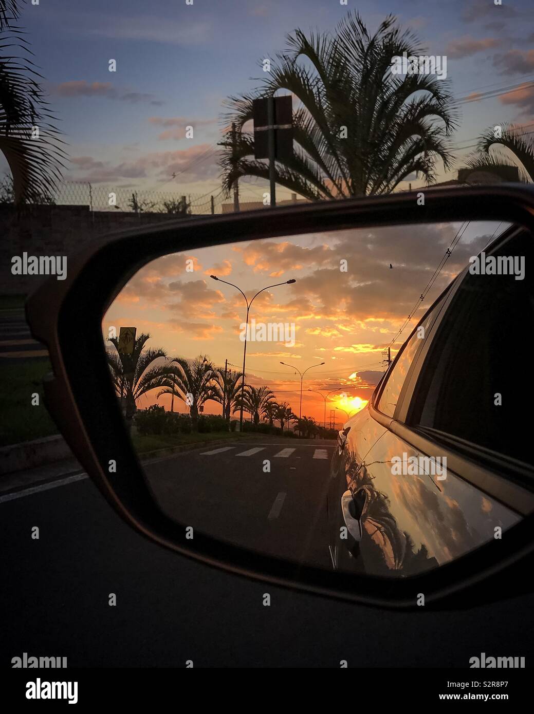 Tramonto visto presso il riflesso dell'specchio auto - Immagine stock catturata con smartphone