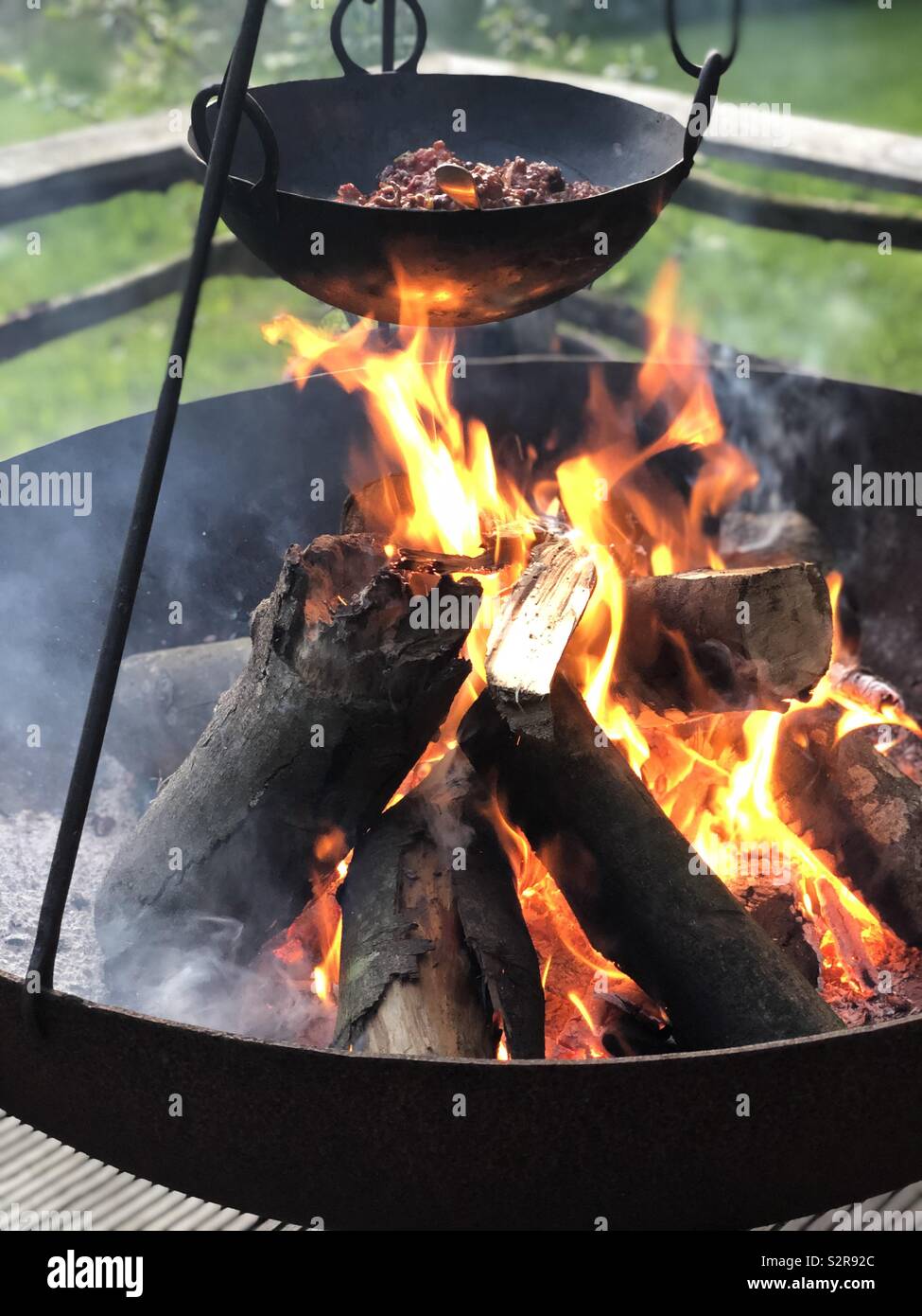 La cottura di chili per un firepit - Immagine stock catturata con smartphone