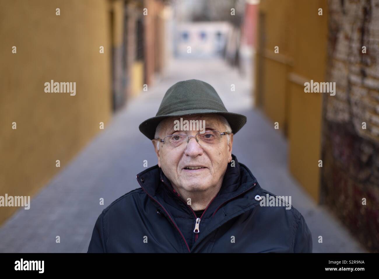 Ritratto di un uomo vecchio con il cappello in strada Foto Stock