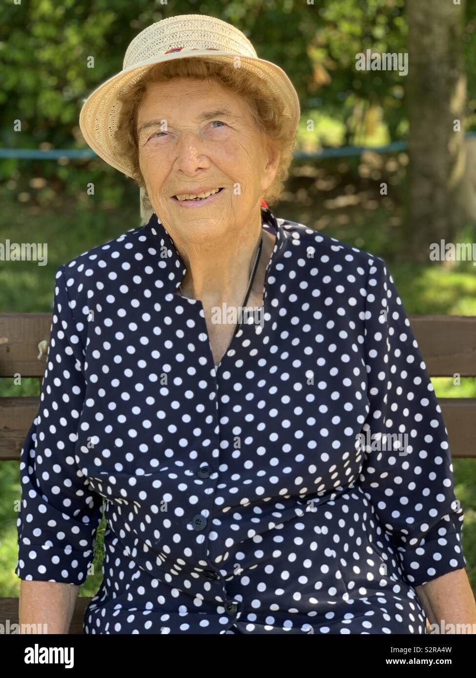 Nonna ritratto con la polka dot dress durante un giorno di estate Foto Stock