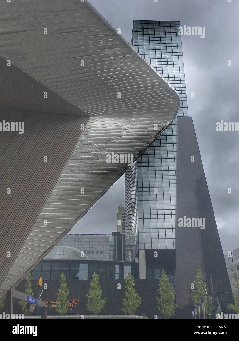 Nuova architettura alla Stazione Centrale di Rotterdam (Rotterdam Centraal), la principale stazione ferroviaria della città di Rotterdam nei Paesi Bassi. Foto Stock