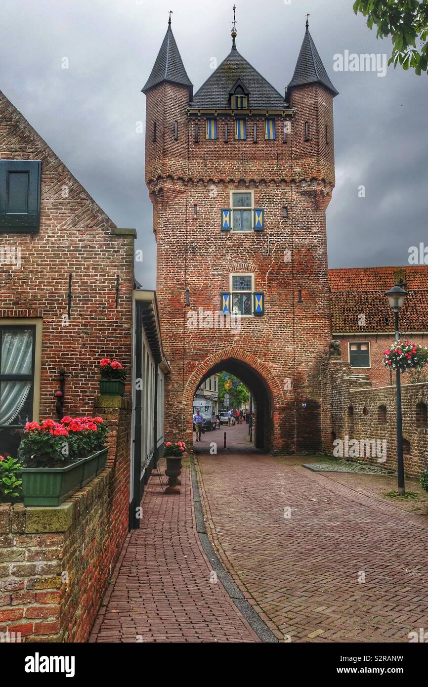Il Dijkpoort è una trecentesca citygate in Hattem, Paesi Bassi. Foto Stock