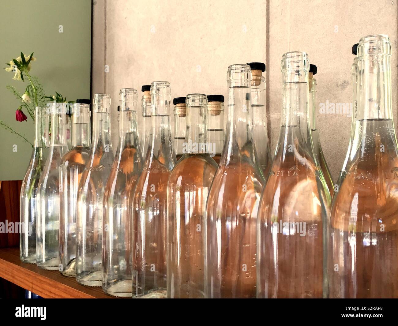 Una riga retroilluminato di vetro Bottiglie di acqua in un ristorante, STATI UNITI D'AMERICA Foto Stock