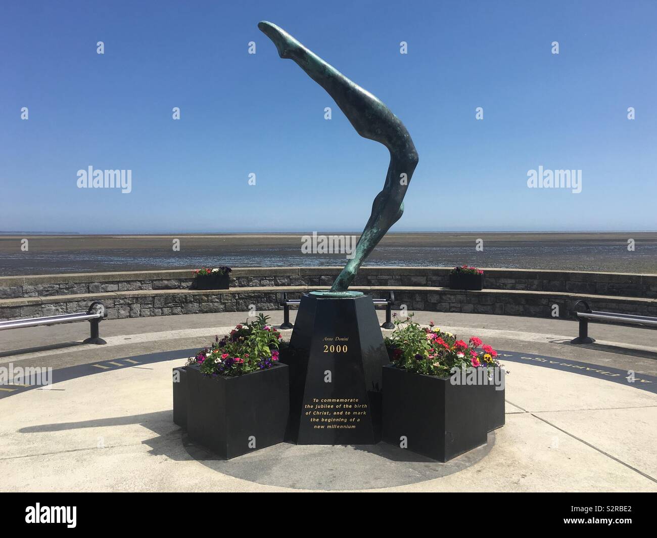 Un orologio solare eretto nel 2000 per commemorare la nascita di Cristo. Eretta nel villaggio di Blackrock Co Louth Irlanda e creato da Tanya Nyegaard assume la forma di una femmina di immersioni subacquee figura. - Immagine stock catturata con smartphone