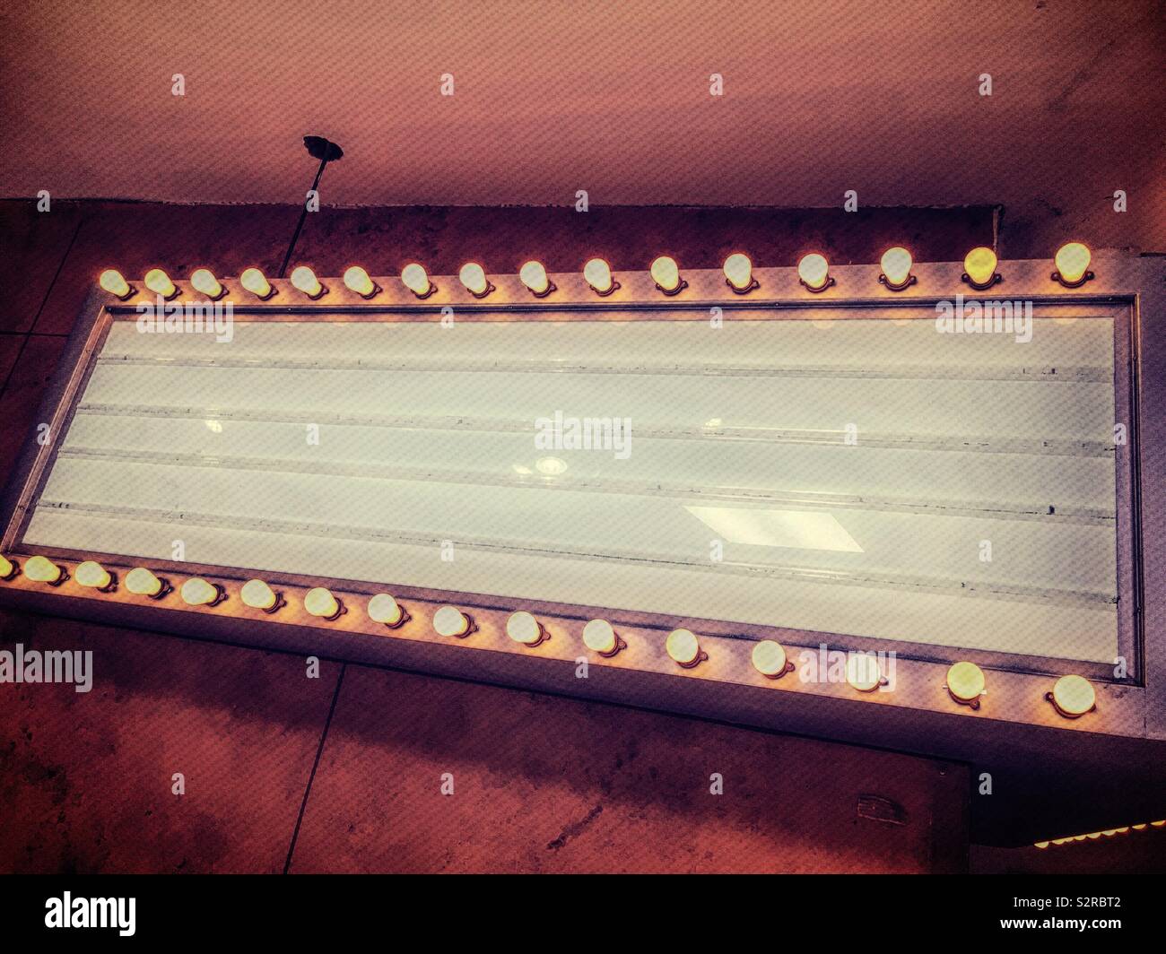 Close-up dettaglio di un vuoto illuminato Theatre Marquee, Stati Uniti - Immagine stock catturata con smartphone