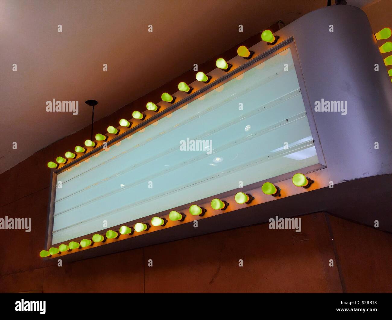 Close up di un vuoto illuminato Theatre Marquee, Stati Uniti - Immagine stock catturata con smartphone