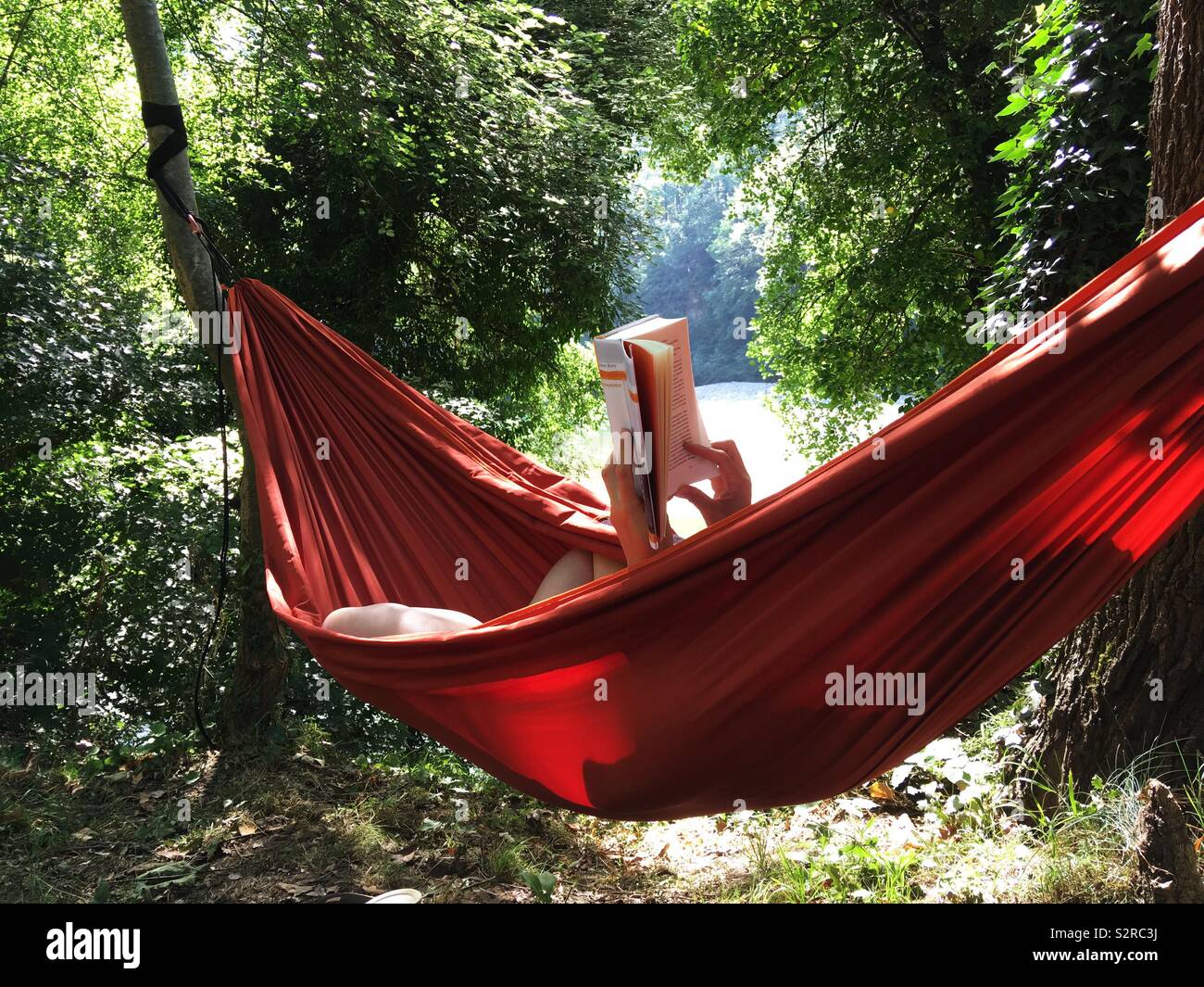 Relax al calore in una amaca accanto al fiume Tarn, Sainte-Enimie, Francia Foto Stock