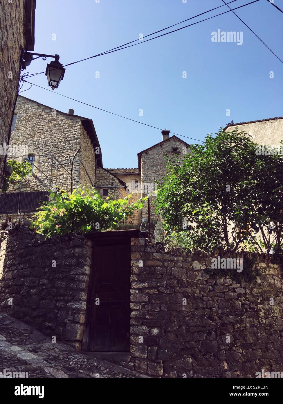 Una parete in un vicolo del villaggio francese Sainte-Enimie Foto Stock