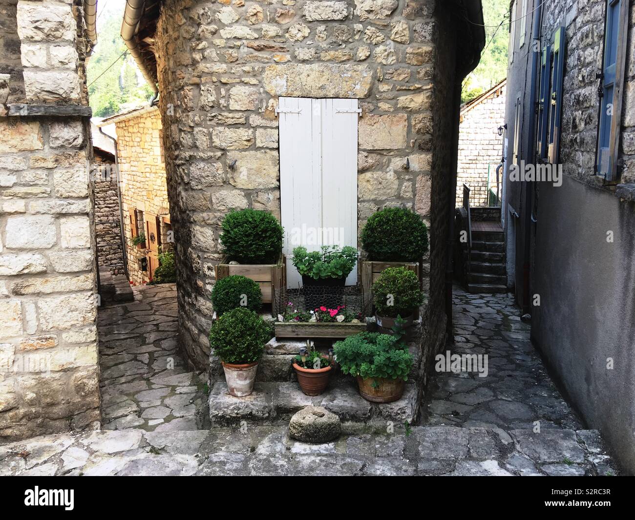 Un vicolo del villaggio francese Sainte-Enimie Foto Stock