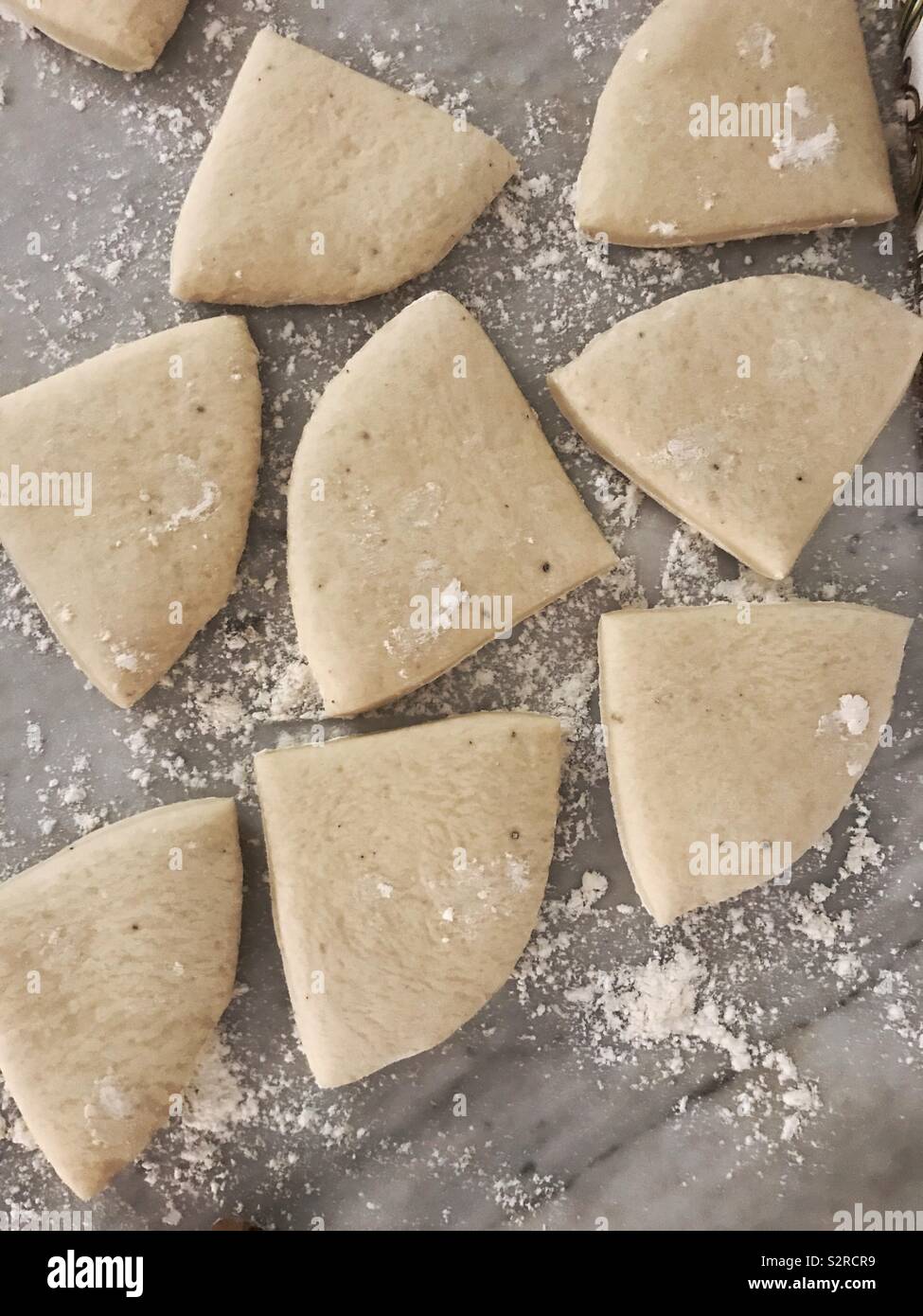 Mandazi: il nome locale per la frittura di pane dolce. La pasta è fatta con la farina di frumento, zucchero, lievito, noce di cocco e il cadmio, dopo aver fatto la pasta viene tagliata in triangoli quindi fritte in olio caldo. - Immagine stock catturata con smartphone