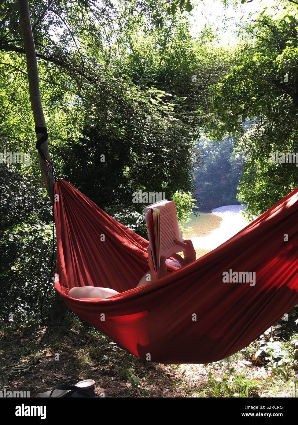 Relax al calore in una amaca accanto al fiume Tarn, Sainte-Enimie, Francia - Immagine stock catturata con smartphone