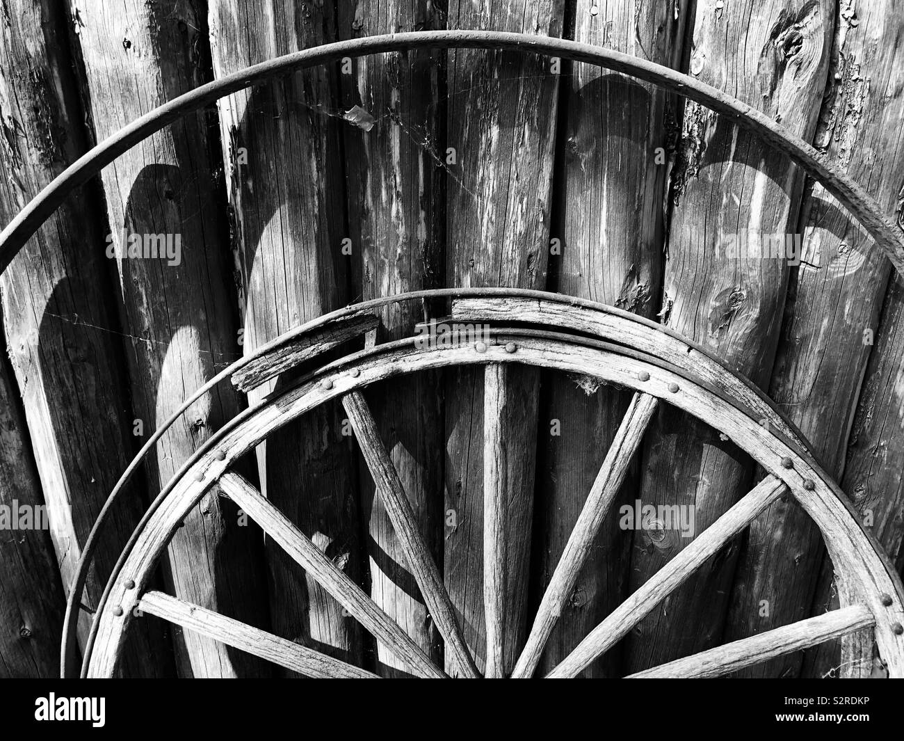 Ruote Di Carro In Legno Ruote di carro antico in legno Foto e Immagini Stock in Bianco e Nero