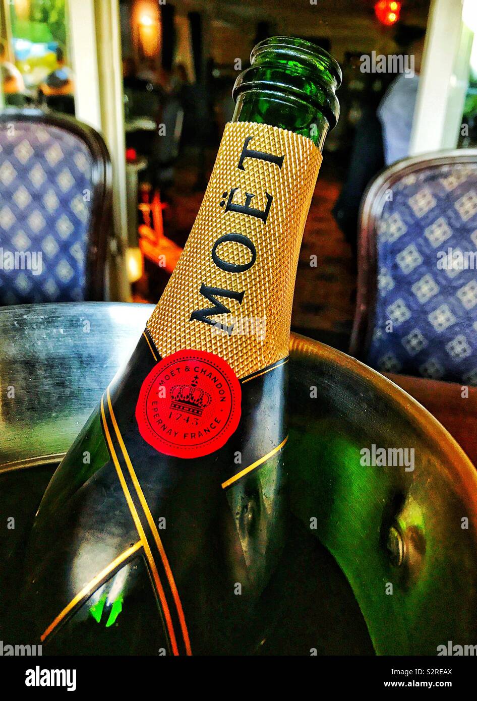 Moët et Chandon bottiglia di champagne in un secchiello per il ghiaccio  Foto stock - Alamy