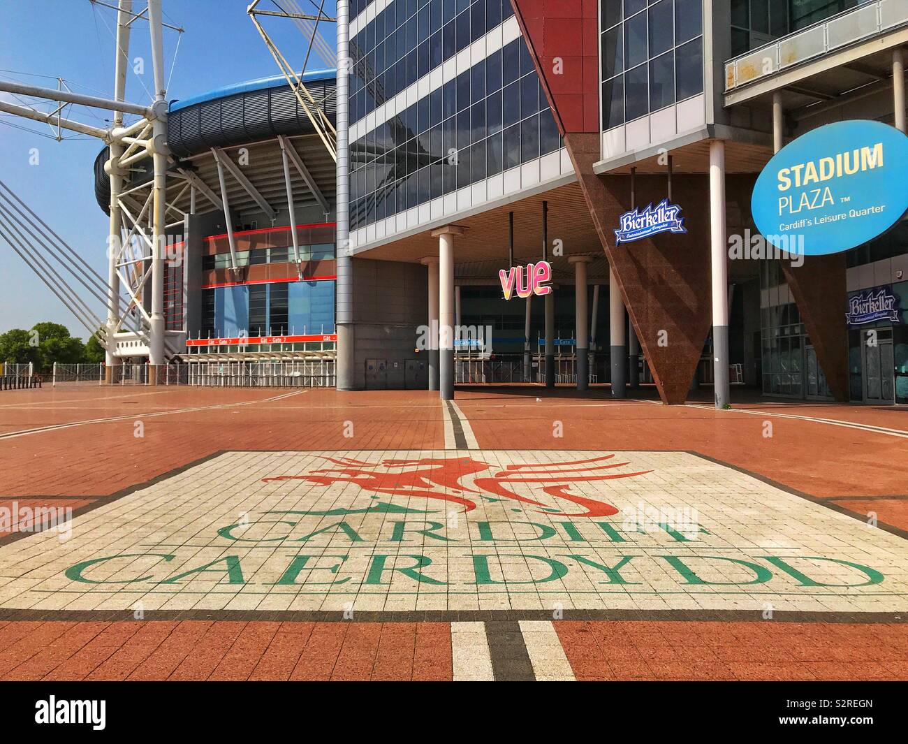 Mosaico sul lastricato plaza area esterna Cardiff's Principato Stadium Foto Stock