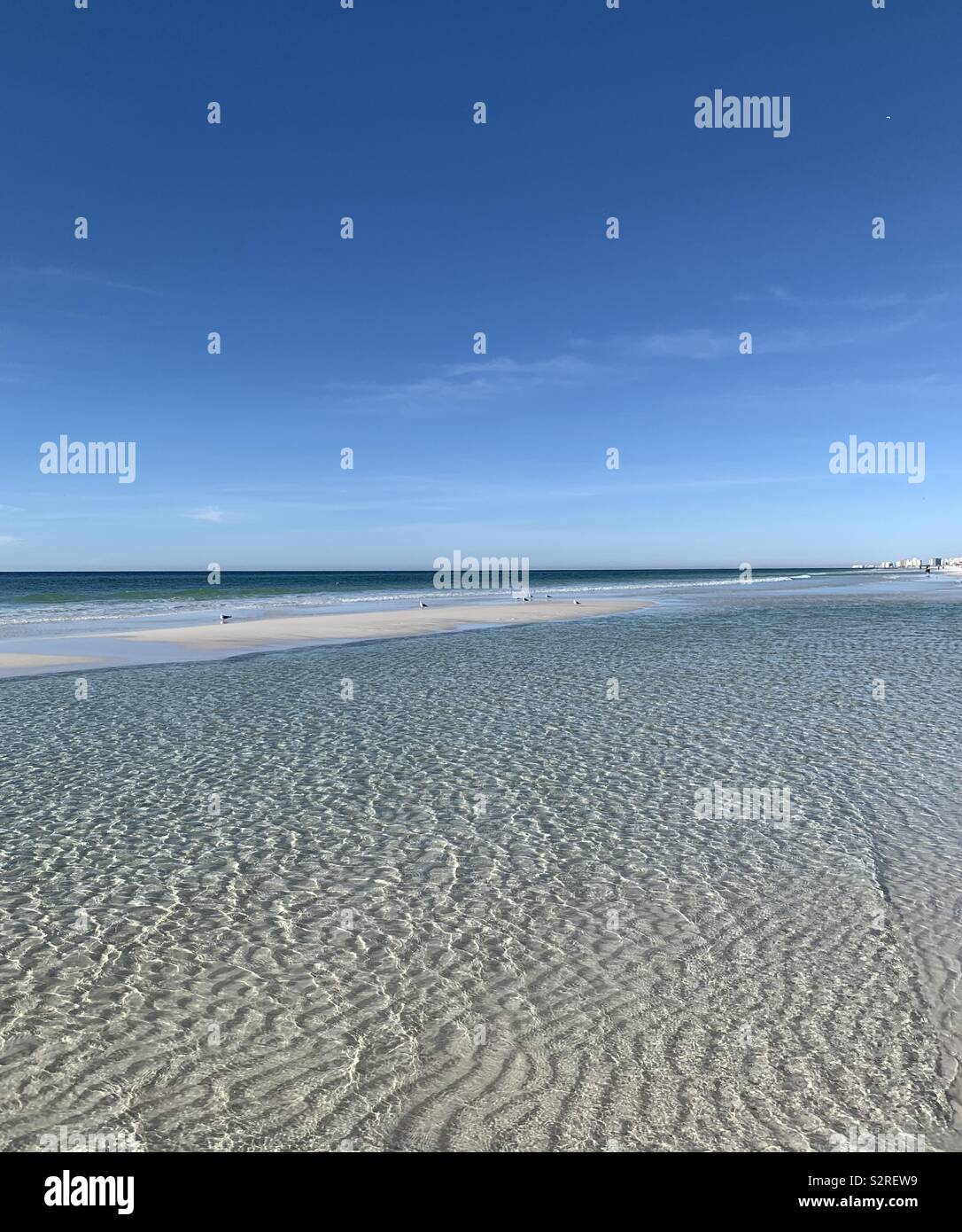Seascape con belle acque cristalline e sandbar sulla spiaggia Foto Stock