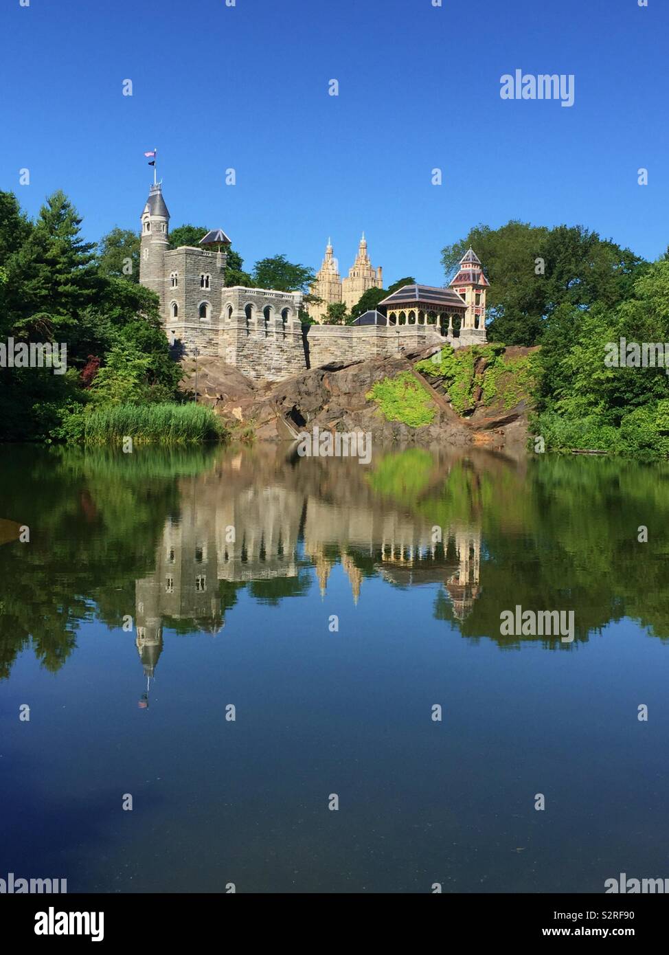 Castello del Belvedere e lo stagno delle tartarughe, al Central Park di New York City, Stati Uniti d'America Foto Stock