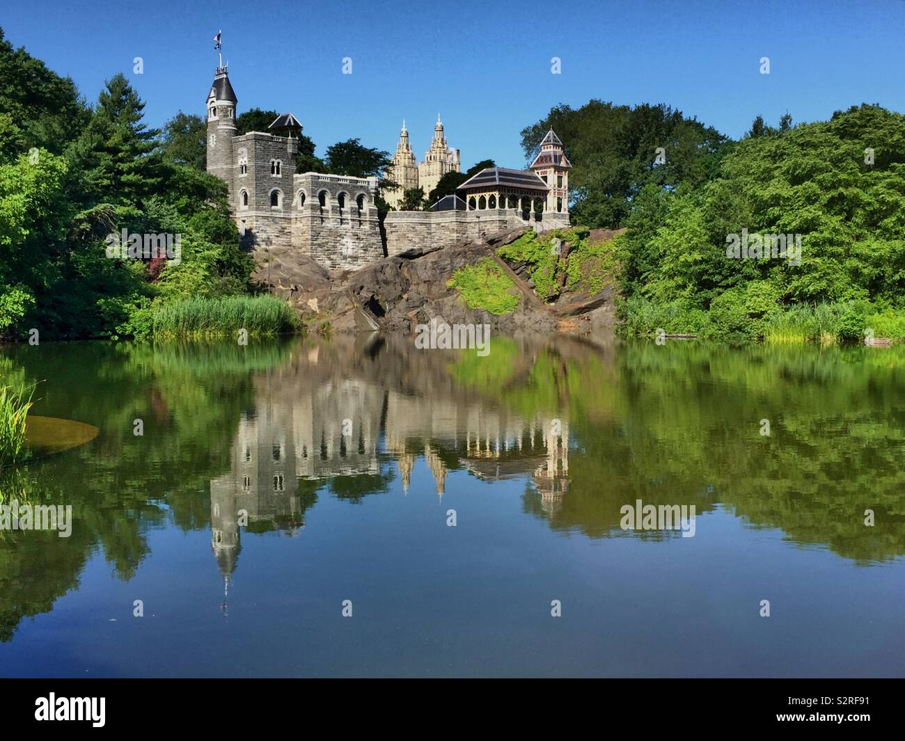Castello del Belvedere si riflette nelle acque ancora di turtle pond, al central Park di New York City, Stati Uniti d'America - Immagine stock catturata con smartphone