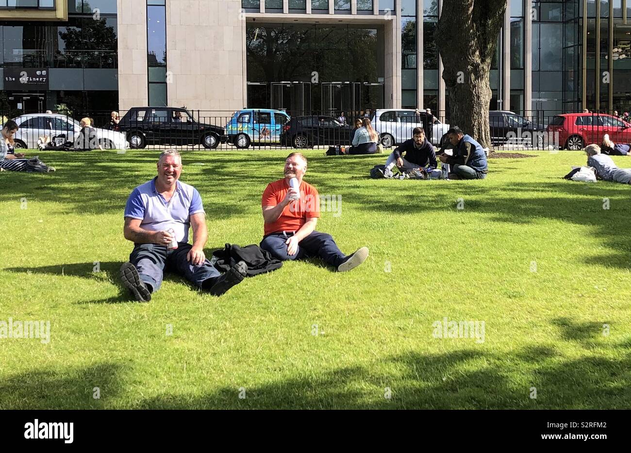 Felici gli uomini in posizione di parcheggio - Immagine stock catturata con smartphone