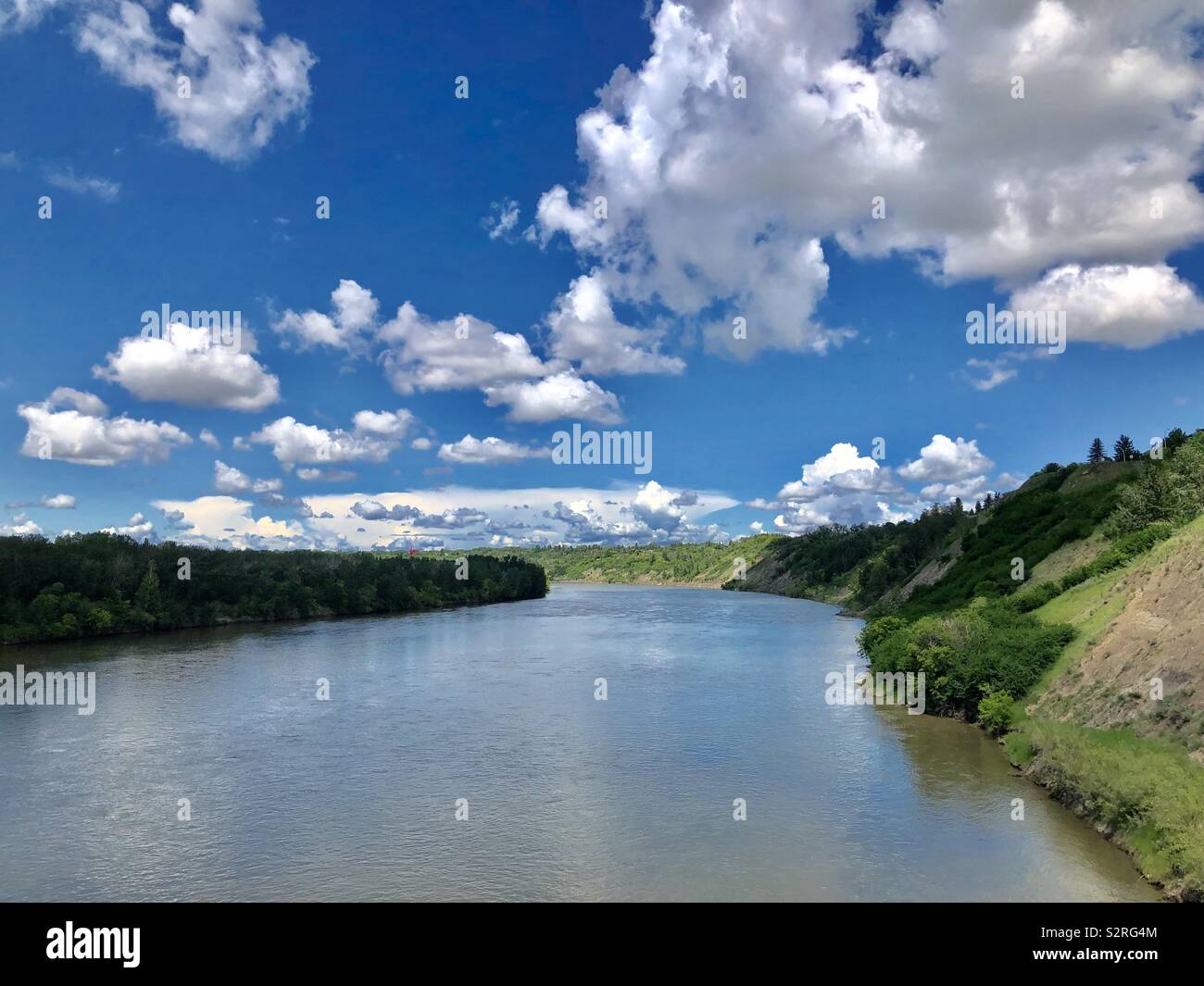 Cielo blu e nuvole sopra il nord del Fiume Saskatchewan Foto Stock