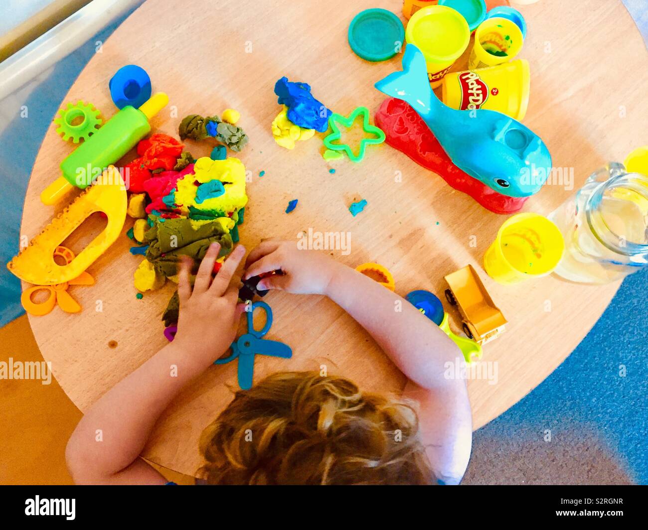 Bambino gioca con playdoh Foto Stock