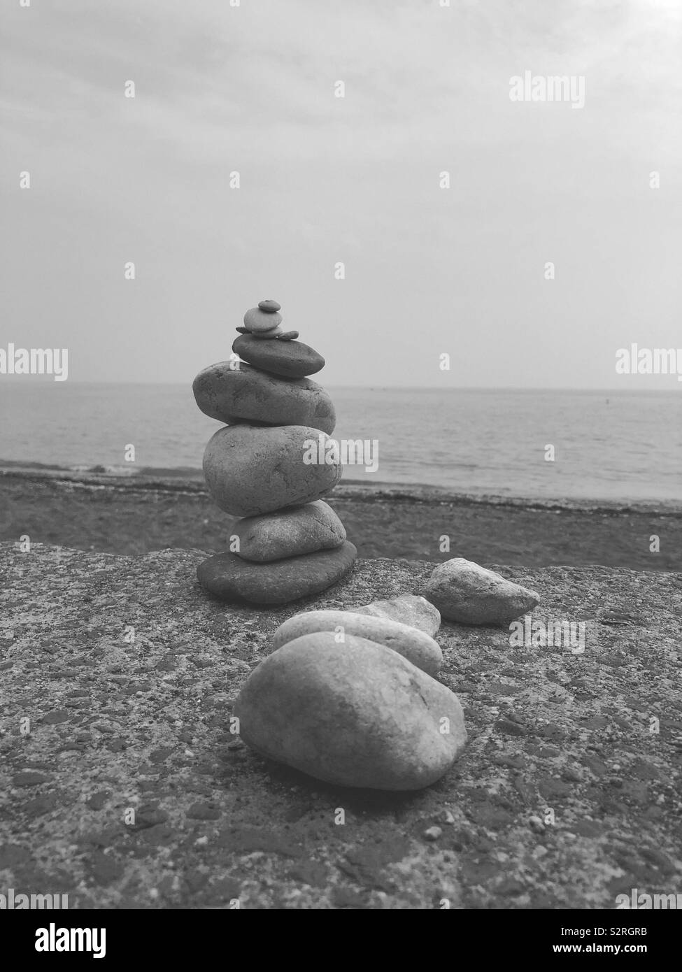 Pietre di bilanciamento sulla spiaggia Foto Stock